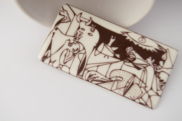 Broche obrado en porcelana cerámica y montado en metal imperdible por Krea cerámica
