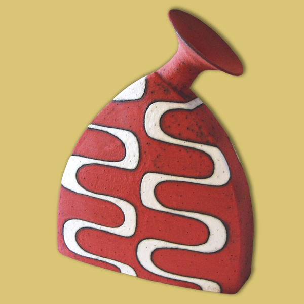 Piezas de cerámica creativa componiendo una escultura a semejanza a las vasijas tradicionales